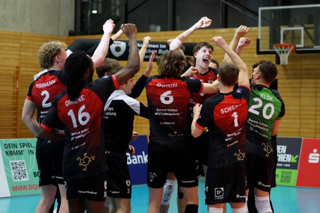 18.01.2026, Deutschland, Ludwigsburg, Volleyball Barock Volleys Ludwigsburg vs. Baden Volleys SSC Karlsruhe, Ludwigsburger Jubel, Jan Huber (LB, Mitte)