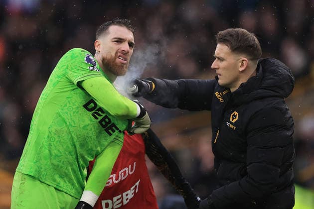 Football - Premier League - Wolverhampton Wanderers v Newcastle United 18th January 2026 - Premier League - Wolverhampton Wanderers v Newcastle United - Wolverhampton Wanderers goalkeeper Jose Sa has some spray administered to his shoulder - Photo: Simon Stacpoole Offside. Wolverhampton UK Copyright: xSimonxStacpoolexOffside