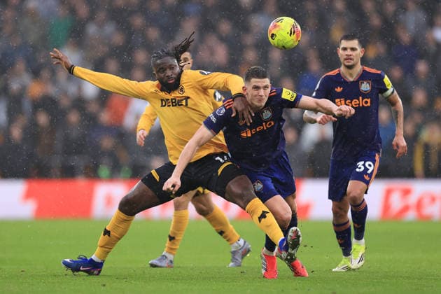 Football - Premier League - Wolverhampton Wanderers v Newcastle United 18th January 2026 - Premier League - Wolverhampton Wanderers v Newcastle United - Tolu Arokodare of Wolverhampton Wanderers battles with Sven Botman of Newcastle United - Photo: Simon Stacpoole Offside. Wolverhampton UK Copyright: xSimonxStacpoolexOffside