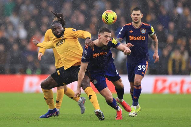 Football - Premier League - Wolverhampton Wanderers v Newcastle United 18th January 2026 - Premier League - Wolverhampton Wanderers v Newcastle United - Tolu Arokodare of Wolverhampton Wanderers battles with Sven Botman of Newcastle United - Photo: Simon Stacpoole Offside. Wolverhampton UK Copyright: xSimonxStacpoolexOffside