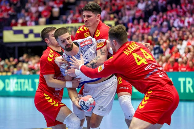 18.01.2026, Handball, Men s EHF EURO 2026, Portugal - Nordmazedonien, Jyske Bank Boxen in Herning, Dänemark, Preliminary Round: Martim Mota Costa (Portugal 79) wird von Martin Velkovski (North Macedonia 04) Marko Stojkovikj (North Macedonia 42) Mihail Alarov (North Macedonia 44) festgemacht Dänemark