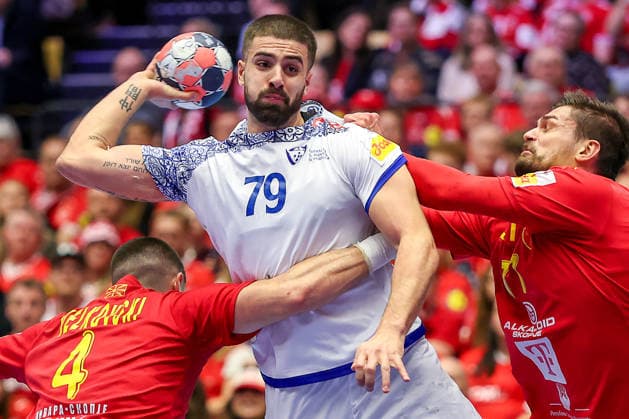 18.01.2026, Handball, Men s EHF EURO 2026, Portugal - Nordmazedonien, Jyske Bank Boxen in Herning, Dänemark, Preliminary Round: Martim Mota Costa (Portugal 79) im Zweikampf gegen Martin Velkovski (North Macedonia 04) Martin Serafimov (North Macedonia 77) Dänemark