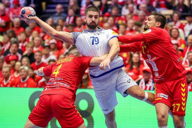 18.01.2026, Handball, Men s EHF EURO 2026, Portugal - Nordmazedonien, Jyske Bank Boxen in Herning, Dänemark, Preliminary Round: Martim Mota Costa (Portugal 79) im Zweikampf gegen Martin Velkovski (North Macedonia 04) Martin Serafimov (North Macedonia 77) Dänemark