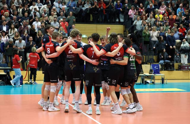 18.01.2026, Deutschland, Ludwigsburg, Volleyball Barock Volleys Ludwigsburg vs. Baden Volleys SSC Karlsruhe, die Ludwigsburger freuen sich über den Sieg