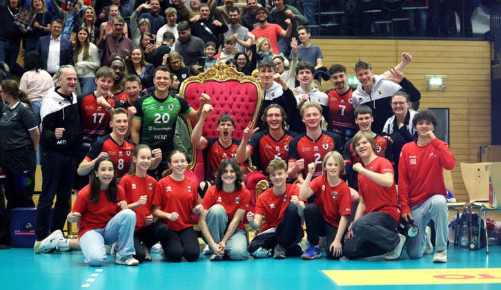 18.01.2026, Deutschland, Ludwigsburg, Volleyball Barock Volleys Ludwigsburg vs. Baden Volleys SSC Karlsruhe, die Ludwigsburger freuen sich über den Sieg, Jan Huber (LB, auf dem Thron als bester Spieler des Spiels)