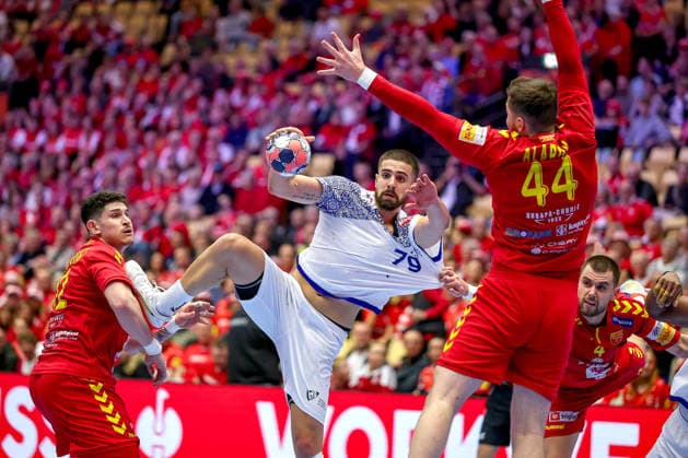 18.01.2026, Handball, Men s EHF EURO 2026, Portugal - Nordmazedonien, Jyske Bank Boxen in Herning, Dänemark, Preliminary Round: Martim Mota Costa (Portugal 79) im Zweikampf gegen Mihail Alarov (North Macedonia 44) Dänemark