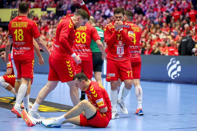 18.01.2026, Handball, Men s EHF EURO 2026, Portugal - Nordmazedonien, Jyske Bank Boxen in Herning, Dänemark, Preliminary Round: Filip Kuzmanovski (North Macedonia 18) Mihail Alarov (North Macedonia 44) Martin Serafimov (North Macedonia 77) reagiert nach dem 29:29 Unentschieden Dänemark