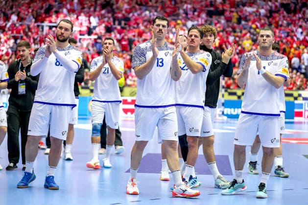 18.01.2026, Handball, Men s EHF EURO 2026, Portugal - Nordmazedonien, Jyske Bank Boxen in Herning, Dänemark, Preliminary Round: Abschlussjubel Portugal nach dem 29:29 gegen Nordmazedonien - Luis Diogo Sousa Frade (Portugal 82) Leonel Gomes Silva Fernandes (Portugal 21) Rocha Nogueira (Portugal 13) Antonio Antunes Baeta Rodrigues Areia (Portugal 25) Rui Sousa Martins Silva (Portugal 14) Dänemark