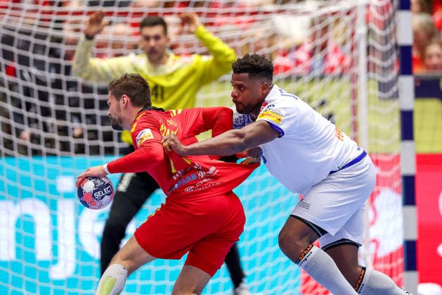18.01.2026, Handball, Men s EHF EURO 2026, Portugal - Nordmazedonien, Jyske Bank Boxen in Herning, Dänemark, Preliminary Round: Martin Serafimov (North Macedonia 77) im Zweikampf gegen Victor Manuel Iturriza Alvarez (Portugal 08) Dänemark
