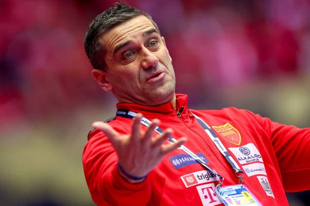 18.01.2026, Handball, Men s EHF EURO 2026, Portugal - Nordmazedonien, Jyske Bank Boxen in Herning, Dänemark, Preliminary Round: Headcoach Kiril Lazarov (North Macedonia hc) gestikulierend am Spielfeldrand Dänemark
