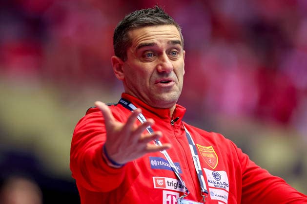 18.01.2026, Handball, Men s EHF EURO 2026, Portugal - Nordmazedonien, Jyske Bank Boxen in Herning, Dänemark, Preliminary Round: Headcoach Kiril Lazarov (North Macedonia hc) gestikulierend am Spielfeldrand Dänemark