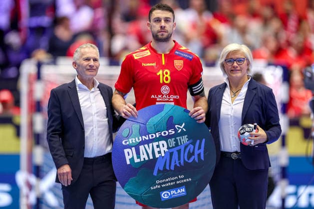18.01.2026, Handball, Men s EHF EURO 2026, Portugal - Nordmazedonien, Jyske Bank Boxen in Herning, Dänemark, Preliminary Round: Player of the Match Ehrung Auszeichnung Filip Kuzmanovski (North Macedonia 18) Dänemark