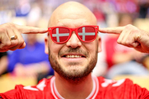 18.01.2026, Handball, Men s EHF EURO 2026, Dänemark - Rumänien, Jyske Bank Boxen in Herning, Dänemark, Preliminary Round: Feature Gute Laune Stimmung Emotionen Fans Handballfans Zuschauer Besucher Dänische Danamarkfans Dänemark *** 18 01 2026, Handball, Men s EHF EURO 2026, Denmark Romania, Jyske Bank Boxing in Herning, Denmark, Preliminary Round Feature Good mood Mood Emotions Fans Handball fans Spectators Visitors Danish Danamarkfans Denmark