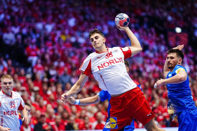 Wurf Tor Mads Hoxer (Daenemark, 38) DEN, Rumaeinen vs. Daenemark, Handball, EHF Europameisterschaft 2026, Gruppe B, Spieltag 2, 18.01.2026 DEN, Rumaeinen vs. Daenemark, Handball, EHF Europameisterschaft 2026, Gruppe B, Spieltag 2, 18.01.2026 Herning Copyright: xEibner-Pressefoto MarcelxvonxFehrnx EP_MFN