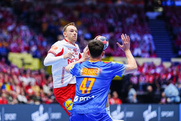 Mathias Gidsel (Daenemark, 19), Andrei Buzle (Rumaenien, 47) DEN, Rumaeinen vs. Daenemark, Handball, EHF Europameisterschaft 2026, Gruppe B, Spieltag 2, 18.01.2026 DEN, Rumaeinen vs. Daenemark, Handball, EHF Europameisterschaft 2026, Gruppe B, Spieltag 2, 18.01.2026 Herning Copyright: xEibner-Pressefoto MarcelxvonxFehrnx EP_MFN