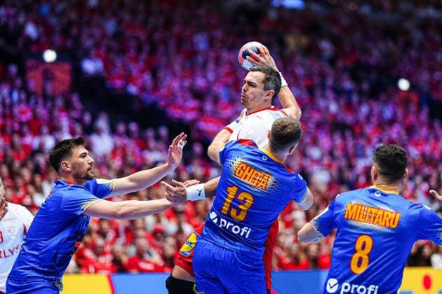 Wurf Tor Rasmus Lauge (Daenemark, 11), Radu Ghita (Rumaenien, 13) DEN, Rumaeinen vs. Daenemark, Handball, EHF Europameisterschaft 2026, Gruppe B, Spieltag 2, 18.01.2026 DEN, Rumaeinen vs. Daenemark, Handball, EHF Europameisterschaft 2026, Gruppe B, Spieltag 2, 18.01.2026 Herning Copyright: xEibner-Pressefoto MarcelxvonxFehrnx EP_MFN