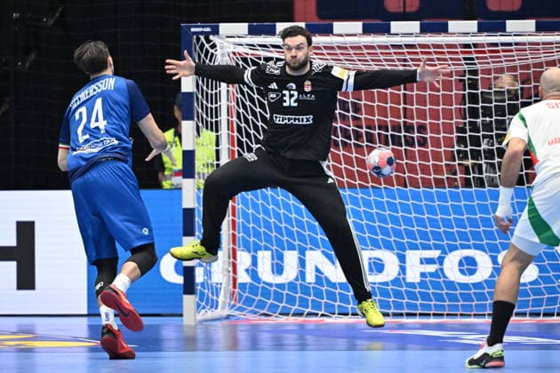 KRISTIANSTAD, SWEDEN 20260118 Italy s Mikael Helmersson scores behind Hungary s goalkeeper Kristof Palasics during the 2026 EHF European Men s Handball Championship (the EHF Euro 2026) match between Italy and Hungary at Kristianstad Arena, in Kristianstad, Sweden, on January 18, 2026. KRISTIANSTAD SWEDEN x50090x