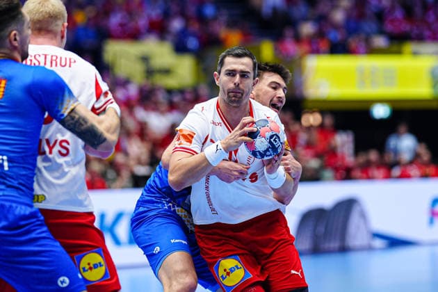 Andrei Buzle (Rumaenien, 47), Rasmus Lauge (Daenemark, 11) DEN, Rumaeinen vs. Daenemark, Handball, EHF Europameisterschaft 2026, Gruppe B, Spieltag 2, 18.01.2026 DEN, Rumaeinen vs. Daenemark, Handball, EHF Europameisterschaft 2026, Gruppe B, Spieltag 2, 18.01.2026 Herning Copyright: xEibner-Pressefoto MarcelxvonxFehrnx EP_MFN