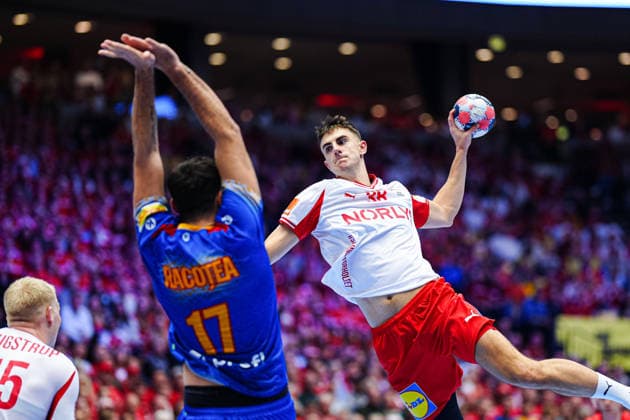 Wurf Tor Mads Hoxer (Daenemark, 38) DEN, Rumaeinen vs. Daenemark, Handball, EHF Europameisterschaft 2026, Gruppe B, Spieltag 2, 18.01.2026 DEN, Rumaeinen vs. Daenemark, Handball, EHF Europameisterschaft 2026, Gruppe B, Spieltag 2, 18.01.2026 Herning Copyright: xEibner-Pressefoto MarcelxvonxFehrnx EP_MFN