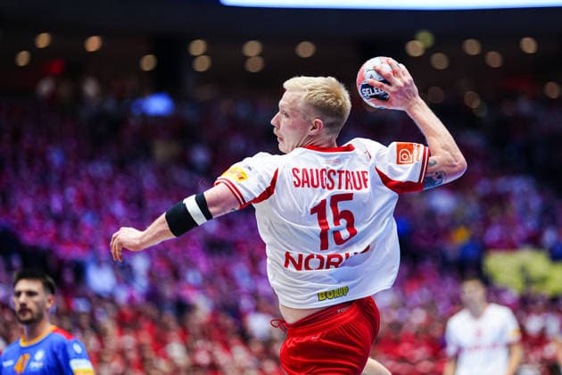 Wurf Tor Magnus Saugstrup (Daenemark, 15) DEN, Rumaeinen vs. Daenemark, Handball, EHF Europameisterschaft 2026, Gruppe B, Spieltag 2, 18.01.2026 DEN, Rumaeinen vs. Daenemark, Handball, EHF Europameisterschaft 2026, Gruppe B, Spieltag 2, 18.01.2026 Herning Copyright: xEibner-Pressefoto MarcelxvonxFehrnx EP_MFN