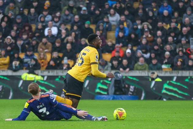 Wolverhampton Wanderers v Newcastle United - Premier League Yerson Mosquera of Wolverhampton Wanderers is brought down by Lewis Hall of Newcastle United during the Premier League match between Wolverhampton Wanderers and Newcastle United at Molineux in Wolverhampton, England, on January 18, 2026. Wolverhampton West Midlands United Kingdom  Copyright: xMIxNewsx originalFilename:fletcher-wolverha260118_npakQ.jpg