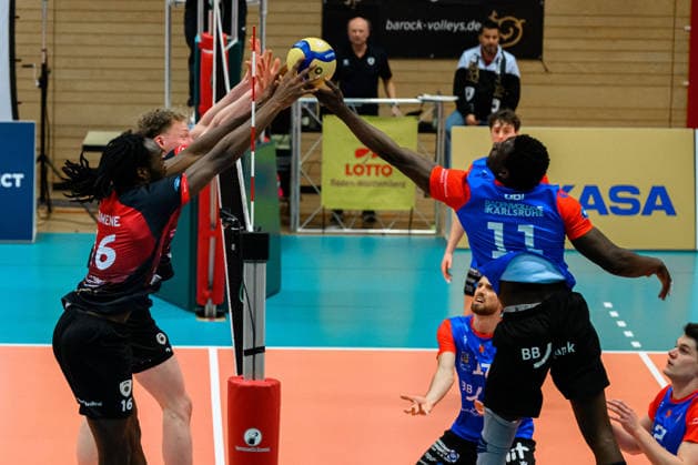 Ludwigsburg: 1. BLM - 25 26 - MTV Ludwigsburg - SSC Karlsruhe Nyherowo Omene (Ludwigsburg), John Obi (Karlsruhe) Ludwigsburg Innenstadtsporthalle Baden-Württemberg Deutschland