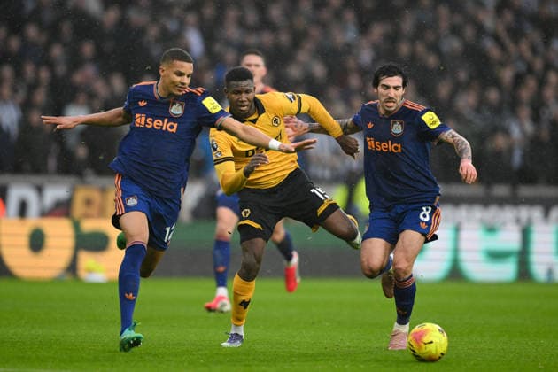 Wolverhampton Wanderers v Newcastle United - Premier League Yerson Mosquera of Wolverhampton Wanderers is under pressure from Sandro Tonali and Malick Thiaw of Newcastle United during the Premier League match between Wolverhampton Wanderers and Newcastle United at Molineux in Wolverhampton, on January 18, 2026. Wolverhampton West Midlands United Kingdom  Copyright: xMIxNewsx originalFilename:fletcher-wolverha260118_npWJl.jpg