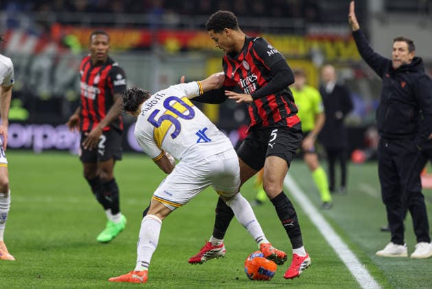 Lecce™s Santiago Pierotti AC Milan s Koni De Winter during the Serie A soccer match between A.C Milan. and Lecce at the San Siro Stadium in Milan, Italy - Sunday, January 18, 2026. - Soccer .  Copyright: xStefanoxNicoli LaPressex