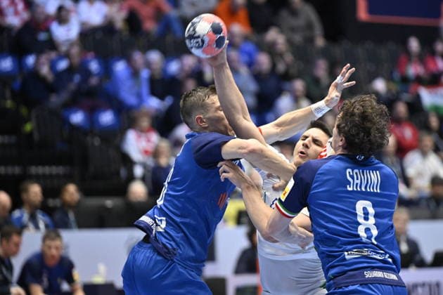 KRISTIANSTAD, SWEDEN 20260118 Hungary s Patrik Ligetvar is stopped by Italy s Marco Mengon and Giacomo Savini during the 2026 EHF European Men s Handball Championship (the EHF Euro 2026) match between Italy and Hungary at Kristianstad Arena, in Kristianstad, Sweden, on January 18, 2026. KRISTIANSTAD SWEDEN x50090x
