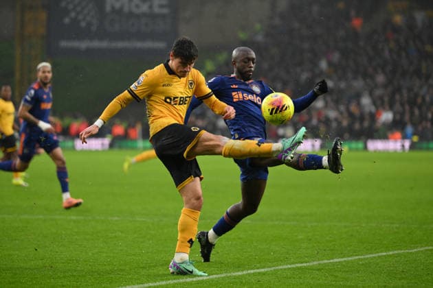 Wolverhampton Wanderers v Newcastle United - Premier League Hugo Bueno of Wolverhampton Wanderers clears the ball under pressure from Yoane Wissa of Newcastle United during the Premier League match between Wolverhampton Wanderers and Newcastle United at Molineux in Wolverhampton, England, on January 18, 2026. Wolverhampton West Midlands United Kingdom  Copyright: xMIxNewsx originalFilename:fletcher-wolverha260118_npHD0.jpg