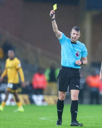 Wolverhampton Wanderers v Newcastle United - Premier League Referee Sam Barrott shows the yellow card during the Premier League match between Wolverhampton Wanderers and Newcastle United at Molineux in Wolverhampton, United Kingdom, on January 18, 2026. Wolverhampton West Midlands United Kingdom  Copyright: xMIxNewsx originalFilename:fletcher-wolverha260118_npVpE.jpg