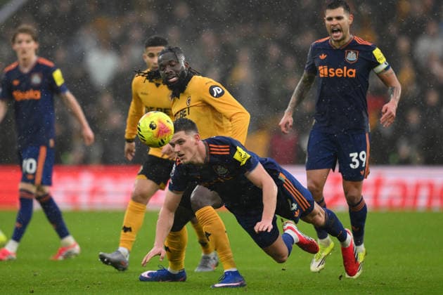Wolverhampton Wanderers v Newcastle United - Premier League Sven Botman of Newcastle United heads the ball during the Premier League match between Wolverhampton Wanderers and Newcastle United at Molineux in Wolverhampton, England, on January 18, 2026. Wolverhampton West Midlands United Kingdom  Copyright: xMIxNewsx originalFilename:fletcher-wolverha260118_npw0K.jpg