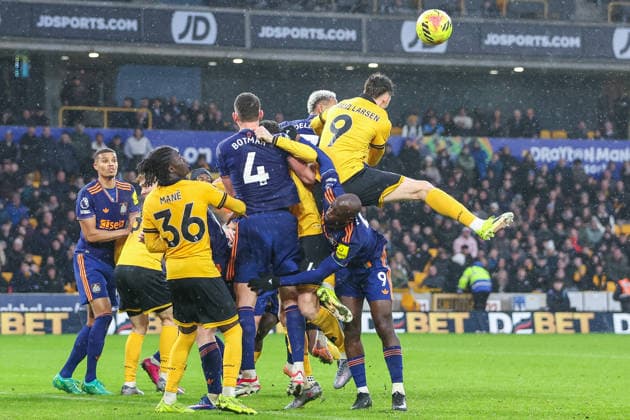 Wolverhampton Wanderers v Newcastle United - Premier League Yoane Wissa of Newcastle United and Jorgen Strand Larsen of Wolverhampton Wanderers battle to head the ball during the Premier League match between Wolverhampton Wanderers and Newcastle United at Molineux in Wolverhampton, England, on January 18, 2026. Wolverhampton West Midlands United Kingdom  Copyright: xMIxNewsx originalFilename:fletcher-wolverha260118_npWko.jpg