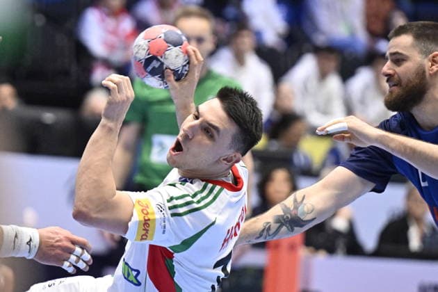KRISTIANSTAD, SVERIGE 20260118 Hungary s Egon Hanusz and Italy s Davide Bulzamini in action during the 2026 EHF European Men s Handball Championship (the EHF Euro 2026) match between Italy and Hungary at Kristianstad Arena, in Kristianstad, Sweden, on January 18, 2026. KRISTIANSTAD SVERIGE x50090x