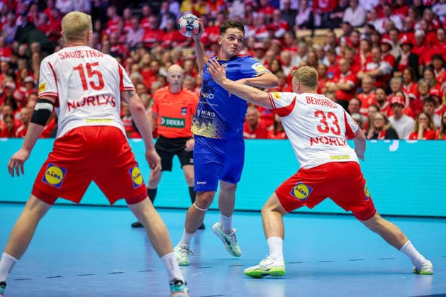 18.01.2026, Handball, Men s EHF EURO 2026, Dänemark - Rumänien, Jyske Bank Boxen in Herning, Dänemark, Preliminary Round: Daniel Stanciuc (Romania 44) im Zweikampf gegen Emil Siersbaek Bergholt (Denmark 33) Dänemark