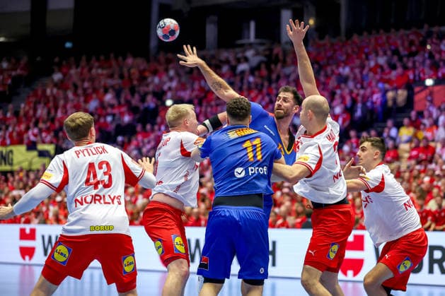 18.01.2026, Handball, Men s EHF EURO 2026, Dänemark - Rumänien, Jyske Bank Boxen in Herning, Dänemark, Preliminary Round: Dan-Emil Racotea (Romania 17) Robert Nagy (Romania 11) im Zweikampf gegen Simon Bogetoft Pytlick (Denmark 43) Magnus Saugstrup Jensen (Denmark 15) Simon Bogetoft Pytlick (Denmark 43) Dänemark