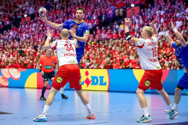 18.01.2026, Handball, Men s EHF EURO 2026, Dänemark - Rumänien, Jyske Bank Boxen in Herning, Dänemark, Preliminary Round: Simon Hald Jensen (Denmark 34) im Zweikampf gegen Iosif Andrei Buzle (Romania 47) Dänemark