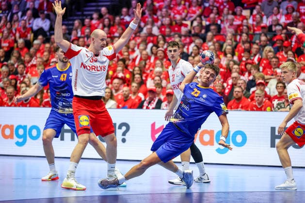 18.01.2026, Handball, Men s EHF EURO 2026, Dänemark - Rumänien, Jyske Bank Boxen in Herning, Dänemark, Preliminary Round: Calin Dedu (Romania 23) im Zweikampf gegen Simon Hald Jensen (Denmark 34) Dänemark