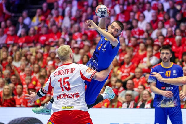 18.01.2026, Handball, Men s EHF EURO 2026, Dänemark - Rumänien, Jyske Bank Boxen in Herning, Dänemark, Preliminary Round: Denis Veres (Romania 02) im Zweikampf gegen Magnus Saugstrup Jensen (Denmark 15) Dänemark