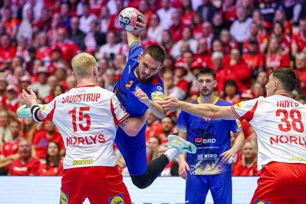 18.01.2026, Handball, Men s EHF EURO 2026, Dänemark - Rumänien, Jyske Bank Boxen in Herning, Dänemark, Preliminary Round: Denis Veres (Romania 02) im Zweikampf gegen Magnus Saugstrup Jensen (Denmark 15) Dänemark