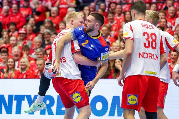 18.01.2026, Handball, Men s EHF EURO 2026, Dänemark - Rumänien, Jyske Bank Boxen in Herning, Dänemark, Preliminary Round: Denis Veres (Romania 02) im Zweikampf gegen Magnus Saugstrup Jensen (Denmark 15) Dänemark