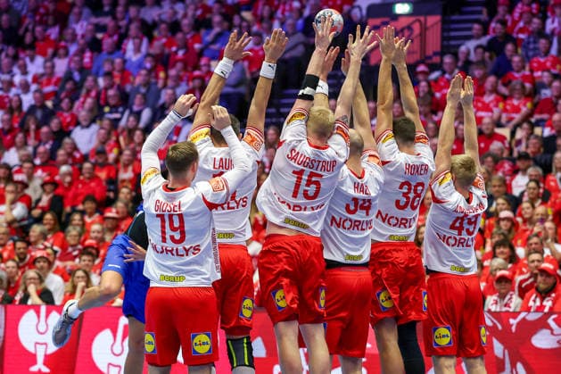 18.01.2026, Handball, Men s EHF EURO 2026, Dänemark - Rumänien, Jyske Bank Boxen in Herning, Dänemark, Preliminary Round: Dänemar bildet eine Stabile Mauer beim Freiwurf Dänemark *** 18 01 2026, Handball, Men s EHF EURO 2026, Denmark Romania, Jyske Bank Boxen in Herning, Denmark, Preliminary Round Dänemar forms a stable wall at the free throw Denmark