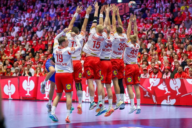 18.01.2026, Handball, Men s EHF EURO 2026, Dänemark - Rumänien, Jyske Bank Boxen in Herning, Dänemark, Preliminary Round: Dänemar bildet eine Stabile Mauer beim Freiwurf Dänemark
