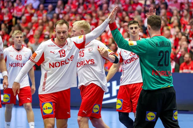 18.01.2026, Handball, Men s EHF EURO 2026, Dänemark - Rumänien, Jyske Bank Boxen in Herning, Dänemark, Preliminary Round: Mathias Gidsel (Denmark 19) Magnus Saugstrup Jensen (Denmark 15) Mads Hoxer Hangaard (Denmark 38) neben Kevin Moller (Denmark 20) Dänemark