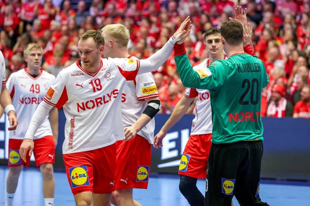 18.01.2026, Handball, Men s EHF EURO 2026, Dänemark - Rumänien, Jyske Bank Boxen in Herning, Dänemark, Preliminary Round: Mathias Gidsel (Denmark 19) Magnus Saugstrup Jensen (Denmark 15) Mads Hoxer Hangaard (Denmark 38) neben Kevin Moller (Denmark 20) Dänemark