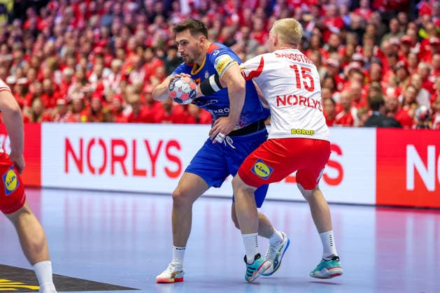 18.01.2026, Handball, Men s EHF EURO 2026, Dänemark - Rumänien, Jyske Bank Boxen in Herning, Dänemark, Preliminary Round: Iosif Andrei Buzle (Romania 47) im Zweikampf gegen Magnus Saugstrup Jensen (Denmark 15) Dänemark