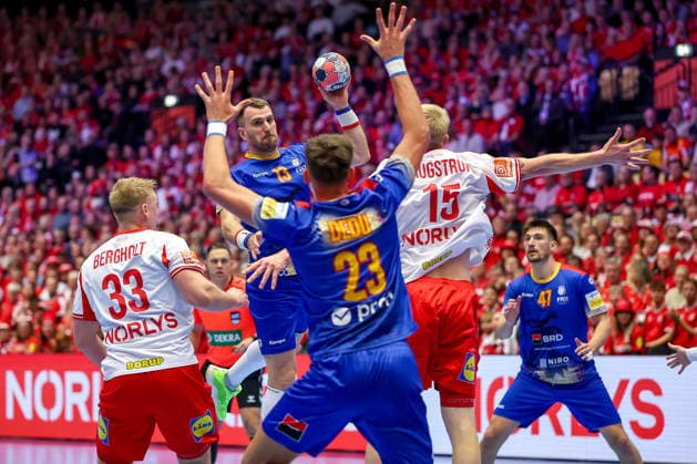 18.01.2026, Handball, Men s EHF EURO 2026, Dänemark - Rumänien, Jyske Bank Boxen in Herning, Dänemark, Preliminary Round: Radu Cristian Ghita (Romania 13) im Zweikampf gegen Emil Siersbaek Bergholt (Denmark 33) Magnus Saugstrup Jensen (Denmark 15) neben Calin Dedu (Romania 23) Dänemark
