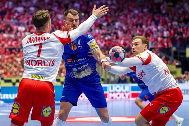 18.01.2026, Handball, Men s EHF EURO 2026, Dänemark - Rumänien, Jyske Bank Boxen in Herning, Dänemark, Preliminary Round: Radu Cristian Ghita (Romania 13) im Zweikampf gegen Emil Jakobsen (Denmark 07) Simon Bogetoft Pytlick (Denmark 43) Dänemark
