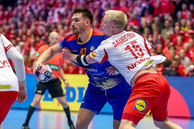 18.01.2026, Handball, Men s EHF EURO 2026, Dänemark - Rumänien, Jyske Bank Boxen in Herning, Dänemark, Preliminary Round: Iosif Andrei Buzle (Romania 47) im Zweikampf gegen Magnus Saugstrup Jensen (Denmark 15) Dänemark