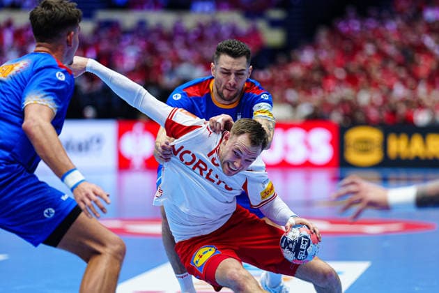 Robert Militaru (Rumaenien, 08), Mathias Gidsel (Daenemark, 19) DEN, Rumaeinen vs. Daenemark, Handball, EHF Europameisterschaft 2026, Gruppe B, Spieltag 2, 18.01.2026 DEN, Rumaeinen vs. Daenemark, Handball, EHF Europameisterschaft 2026, Gruppe B, Spieltag 2, 18.01.2026 Herning Copyright: xEibner-Pressefoto MarcelxvonxFehrnx EP_MFN